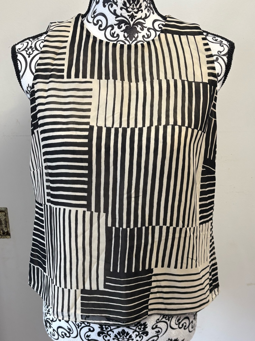 Jones Wear Black and Cream Geometric Stripe Sleeveless Blouse Women's Size 10